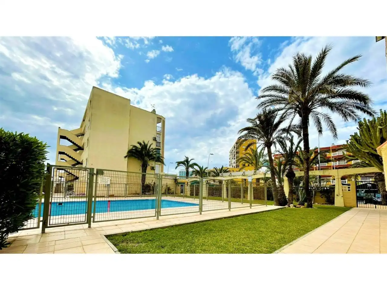 Piscina de Piso en venta en Roquetas de Mar con Aire acondicionado, Calefacción y Parquet