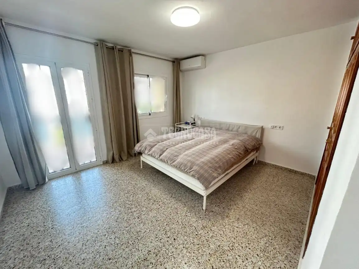 Schlafzimmer von Einfamilien-Reihenhaus zum Verkauf in Fuengirola mit Klimaanlage, Terrasse und Abstellraum
