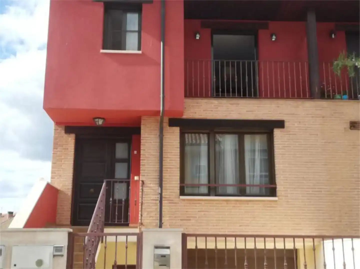 Vista exterior de Casa adosada en venda en Villaquilambre