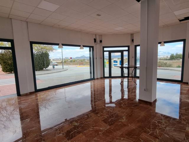 Local comercial en Alquiler en Avenida de las Cortes Valencianas, 18 en La Serranica - Sagrado Corazón