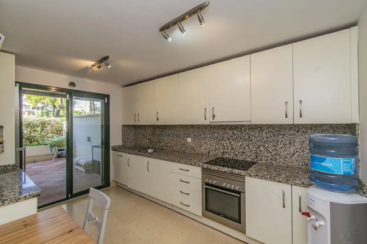 Cuina de Apartament en venda en Benahavís amb Aire condicionat, Jardí privat i Moblat