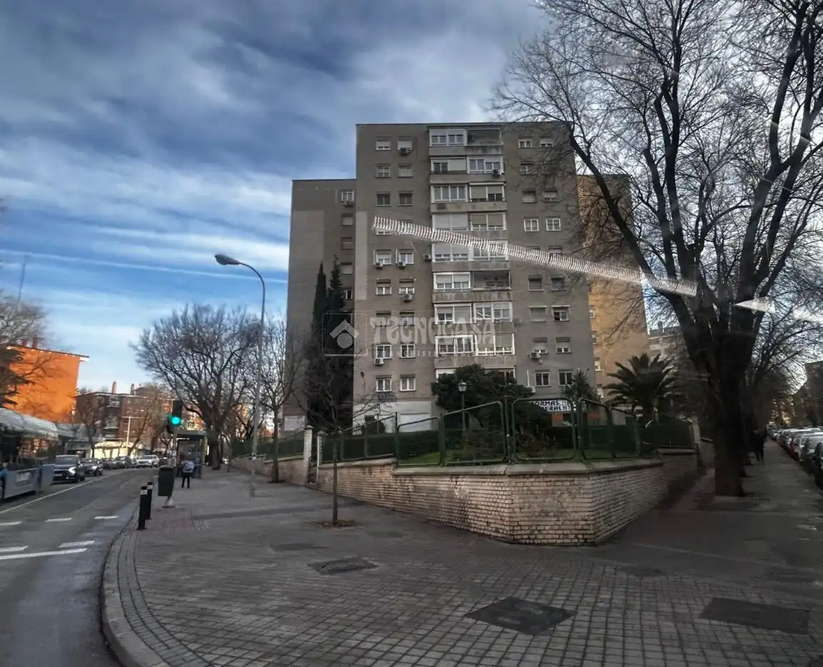 Vista exterior de Piso en venta en Madrid con Calefacción