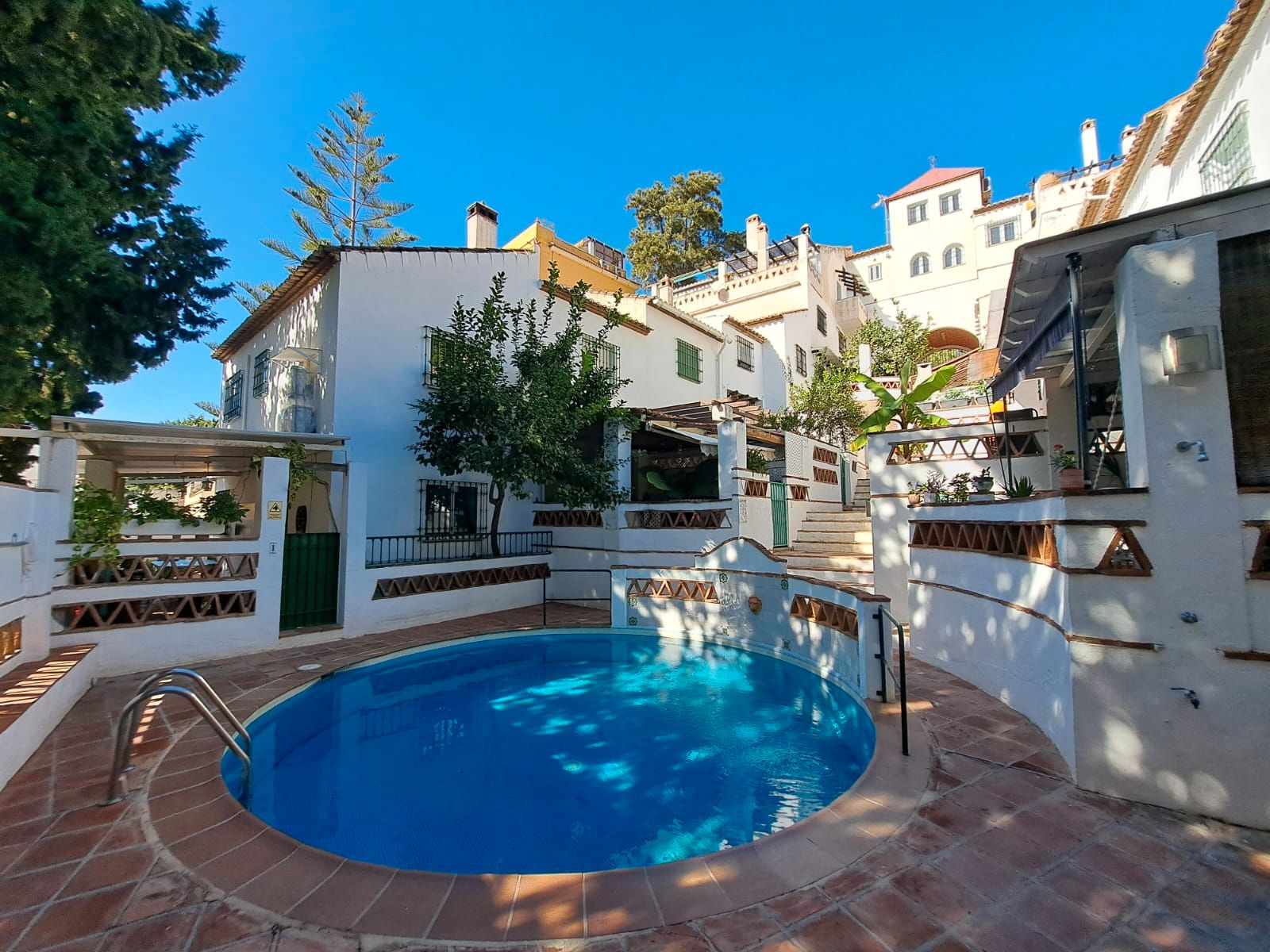 Piscina de Casa adosada en venda en Torremolinos amb Aire condicionat, Terrassa i Moblat