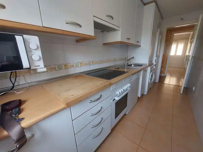 Küche von Wohnung zum Verkauf in Pedrezuela mit Ofen, Waschmaschine und Mikrowelle