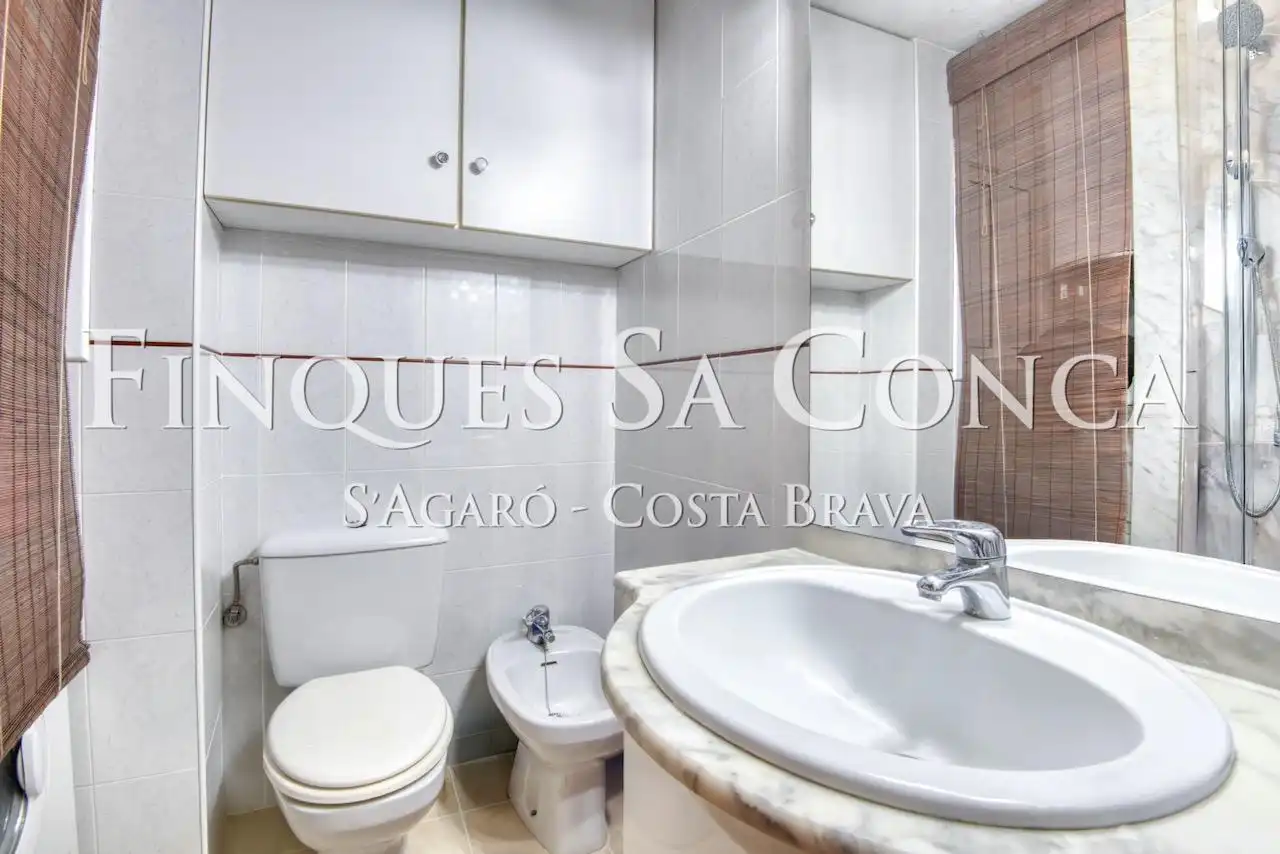 Badezimmer von Wohnungen zum Verkauf in Sant Feliu de Guíxols mit Klimaanlage, Heizung und Terrasse