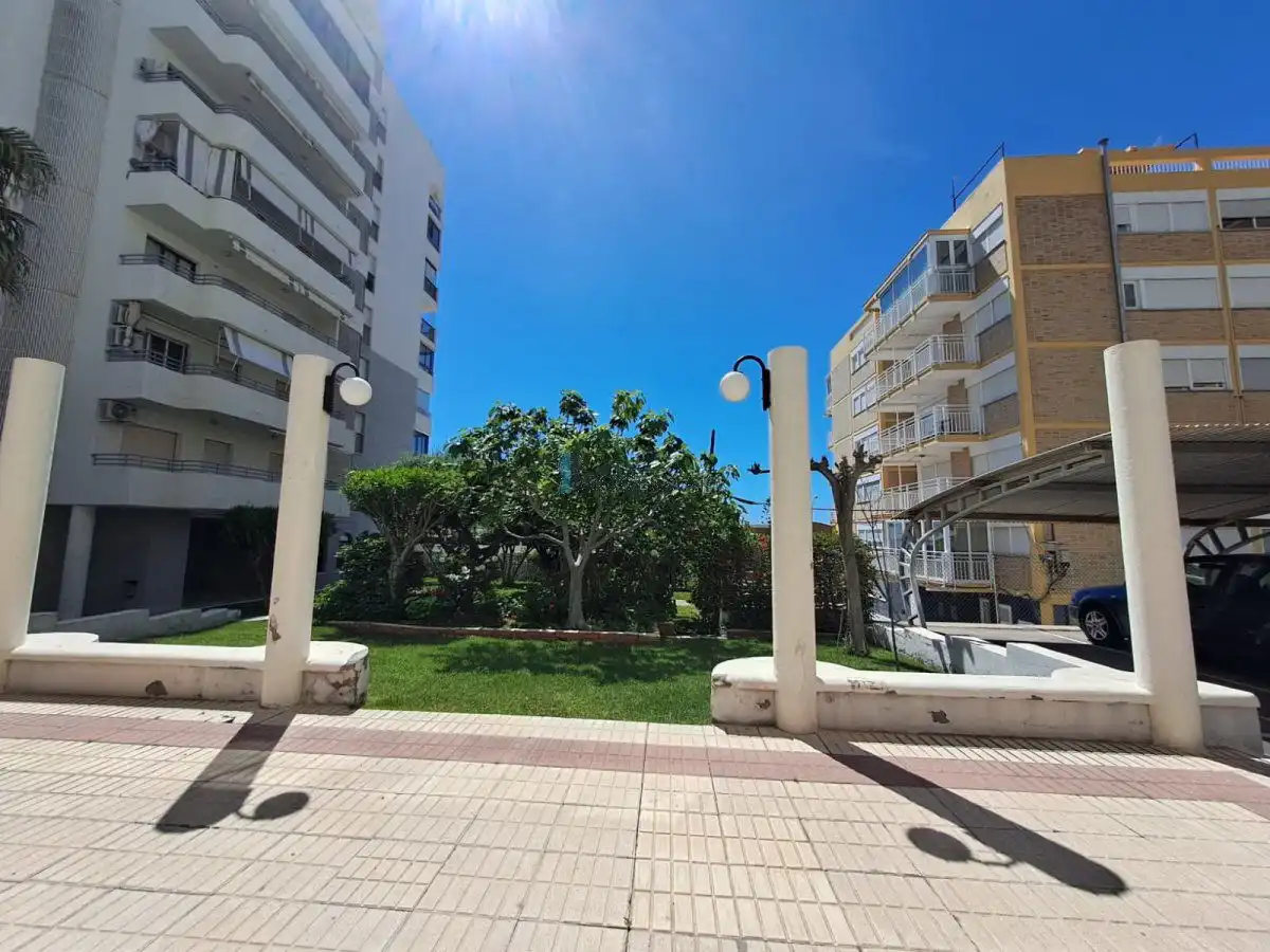 Vista exterior de Apartamento de alquiler en Benicasim / Benicàssim con Amueblado y Piscina comunitaria