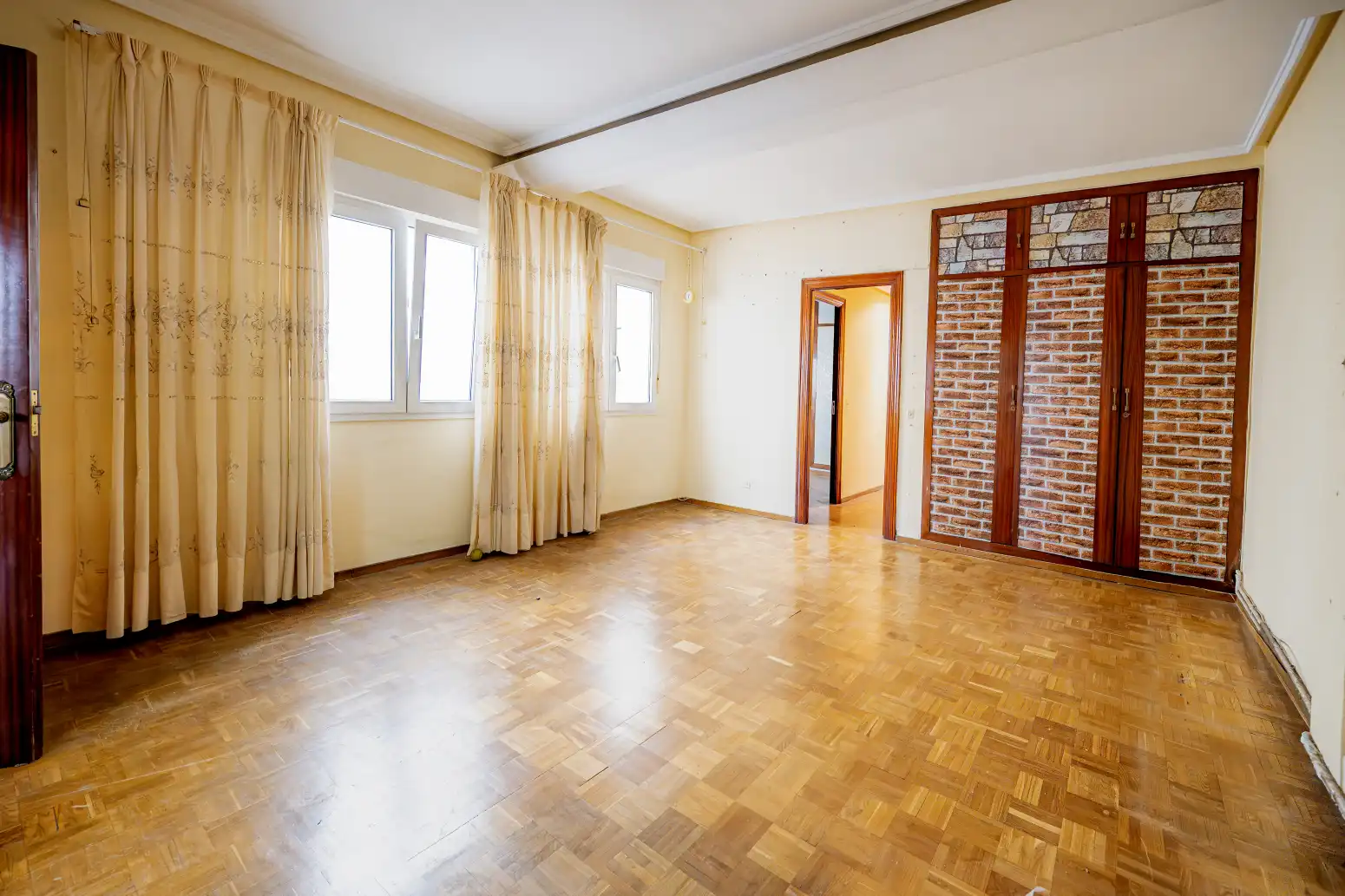 Sala de estar de Piso en venta en Oviedo  con Calefacción, Parquet y Trastero