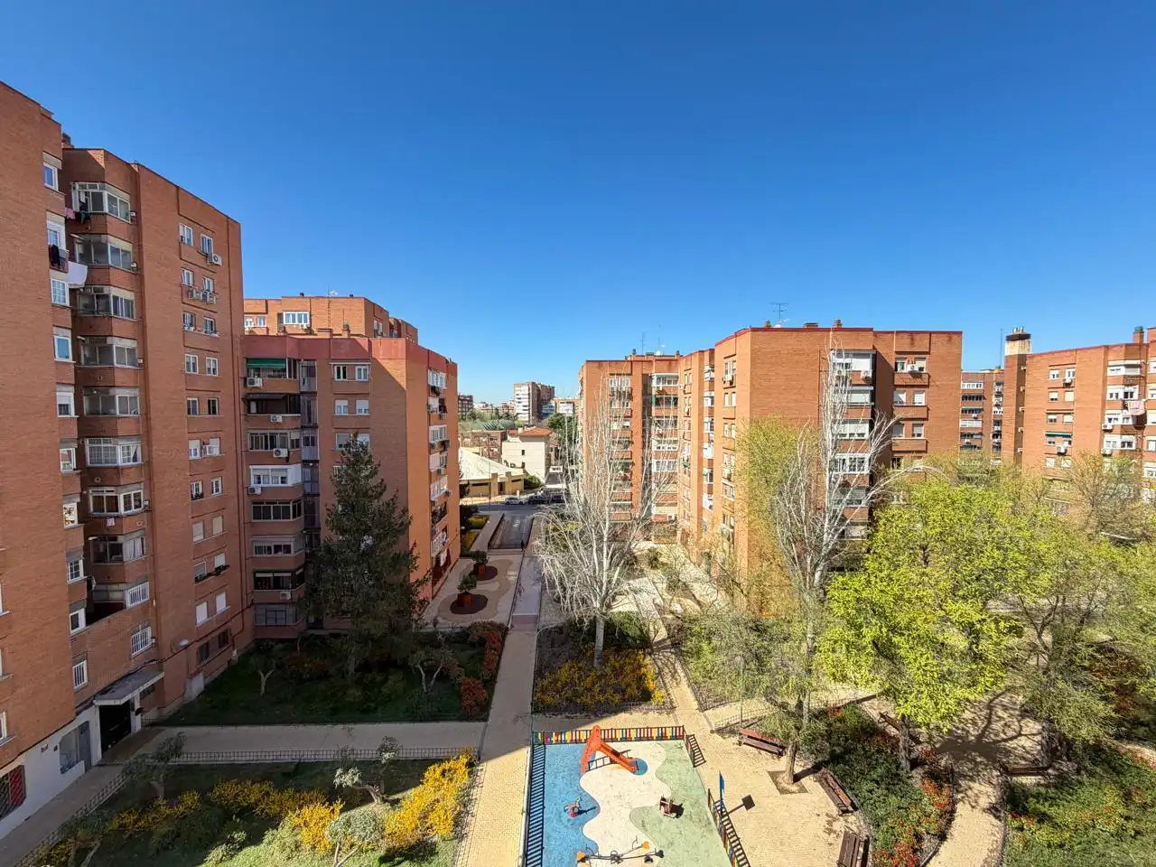 Vista exterior de Piso en venta en Madrid con Calefacción y Terraza