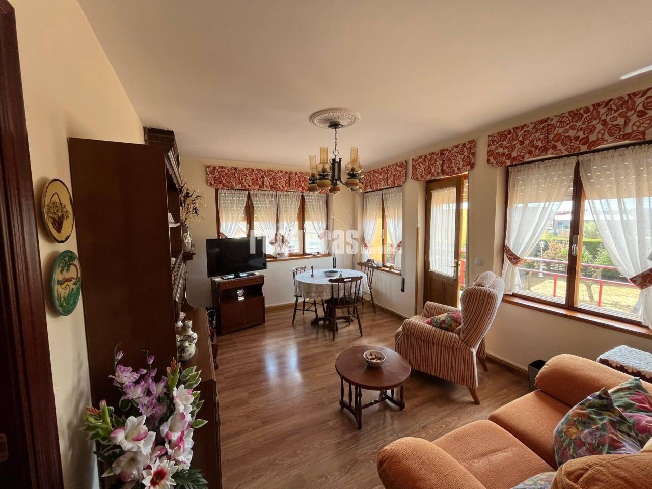 Sala d'estar de Casa o xalet en venda en Villamañán amb Calefacció, Jardí privat i Terrassa
