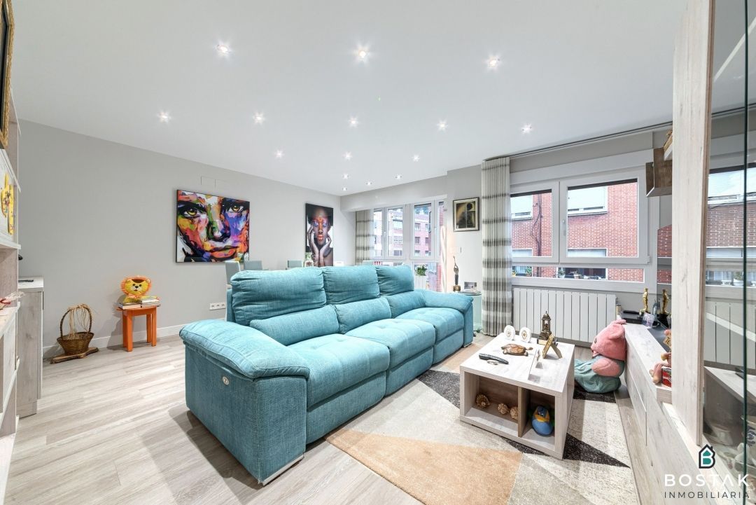 Living room of Flat for sale in Bilbao   with Heating, Furnished and Alarm
