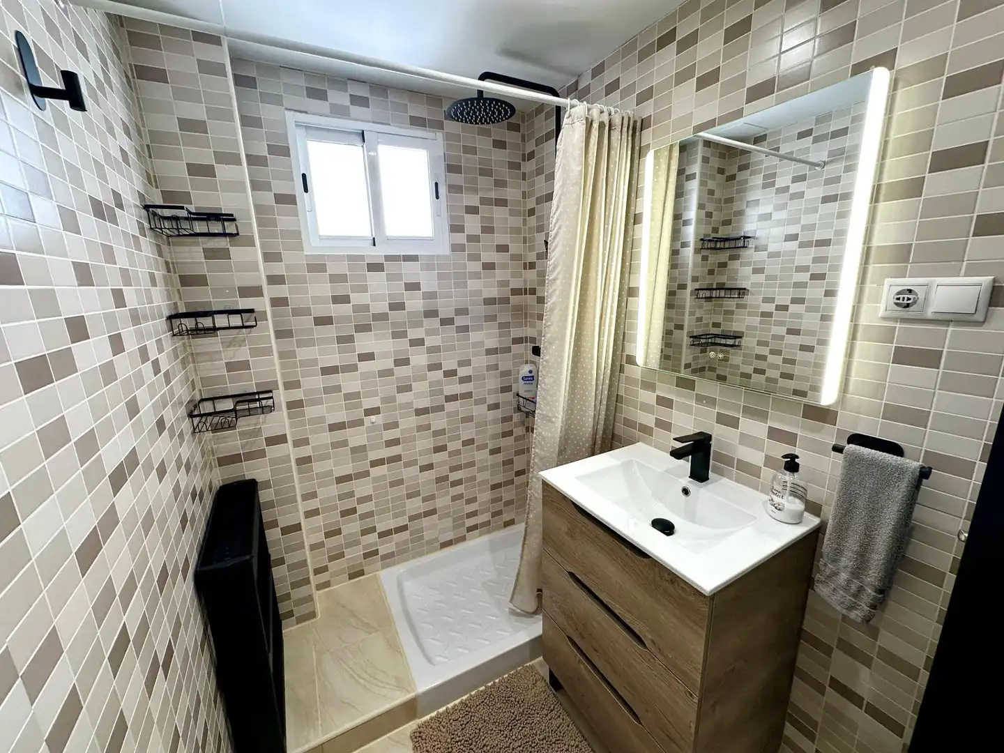 Badezimmer von Wohnungen zum Verkauf in Alicante / Alacant mit Möbliert