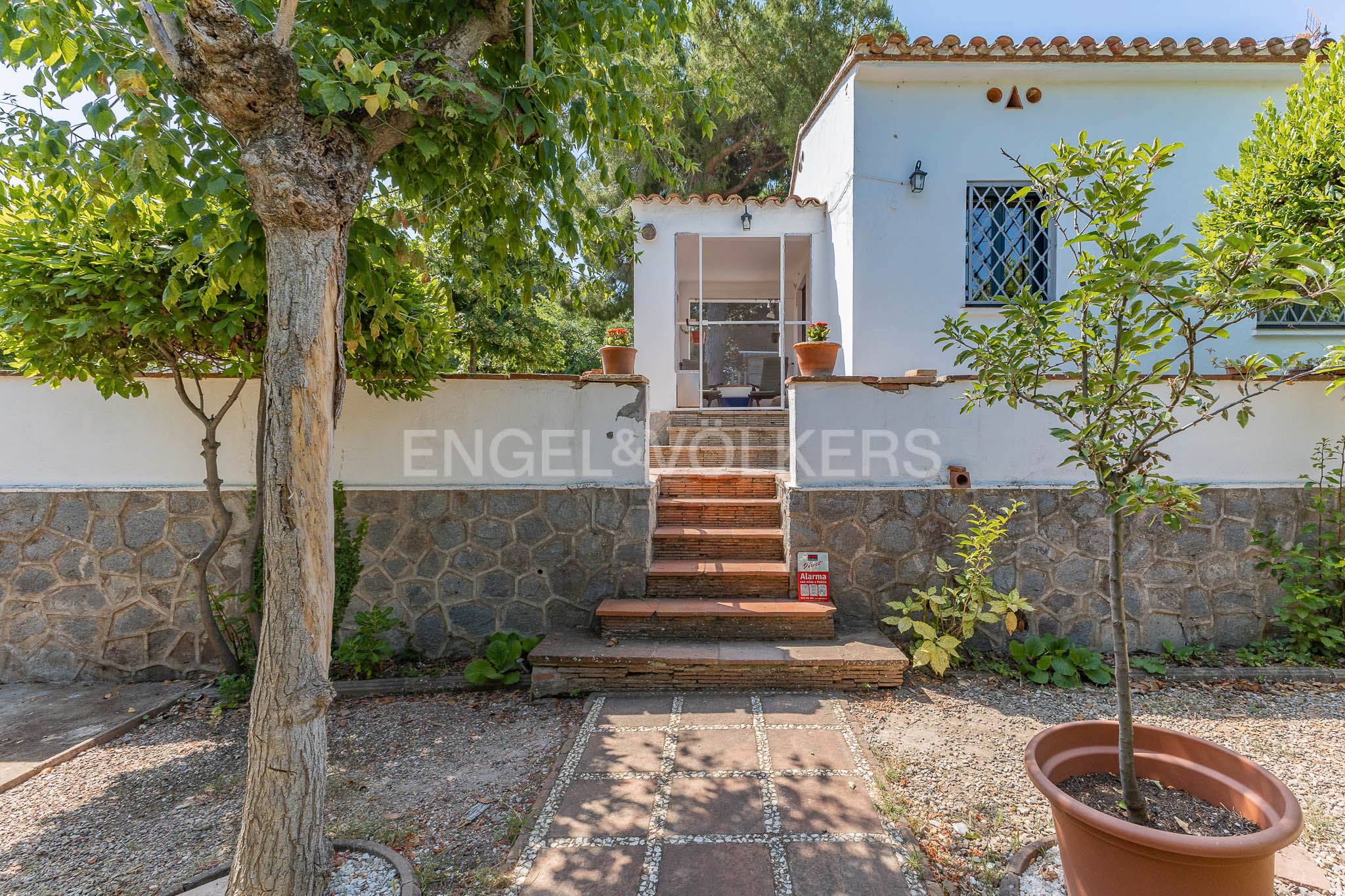 Vista exterior de Casa o xalet en venda en Sant Cugat del Vallès amb Aire condicionat, Calefacció i Jardí privat