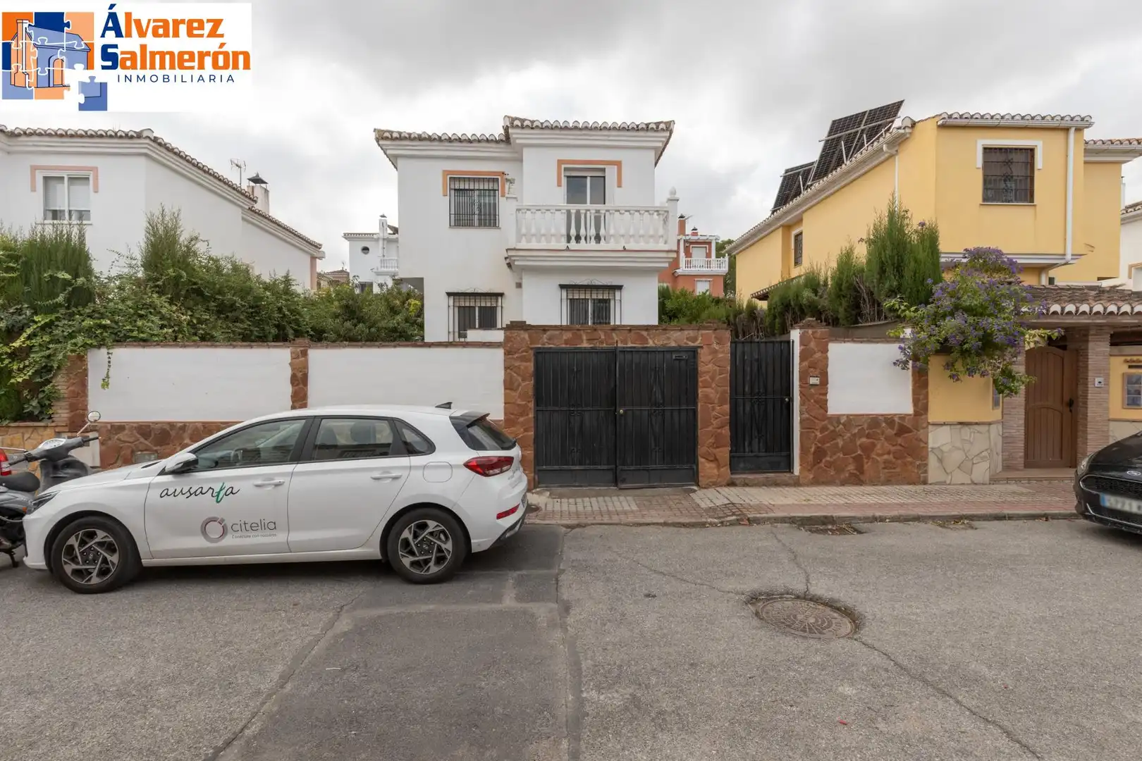 Exterior view of Houses for sale in Altos de la Zubia