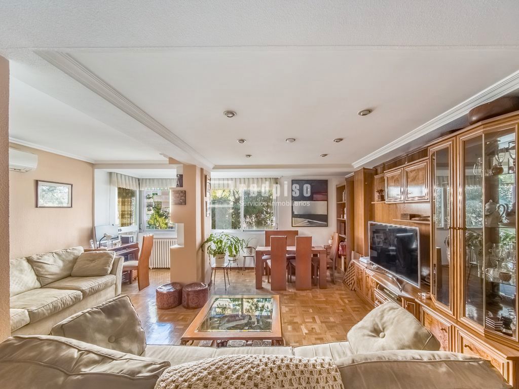 Living room of Flat for sale in Alcorcón  with Air Conditioner, Heating and Parquet flooring