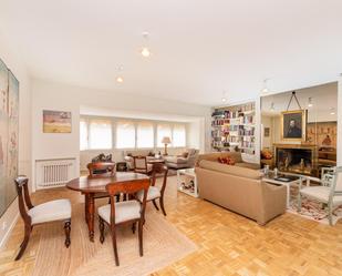 Living room of Flat for sale in  Madrid Capital  with Heating, Private garden and Storage room