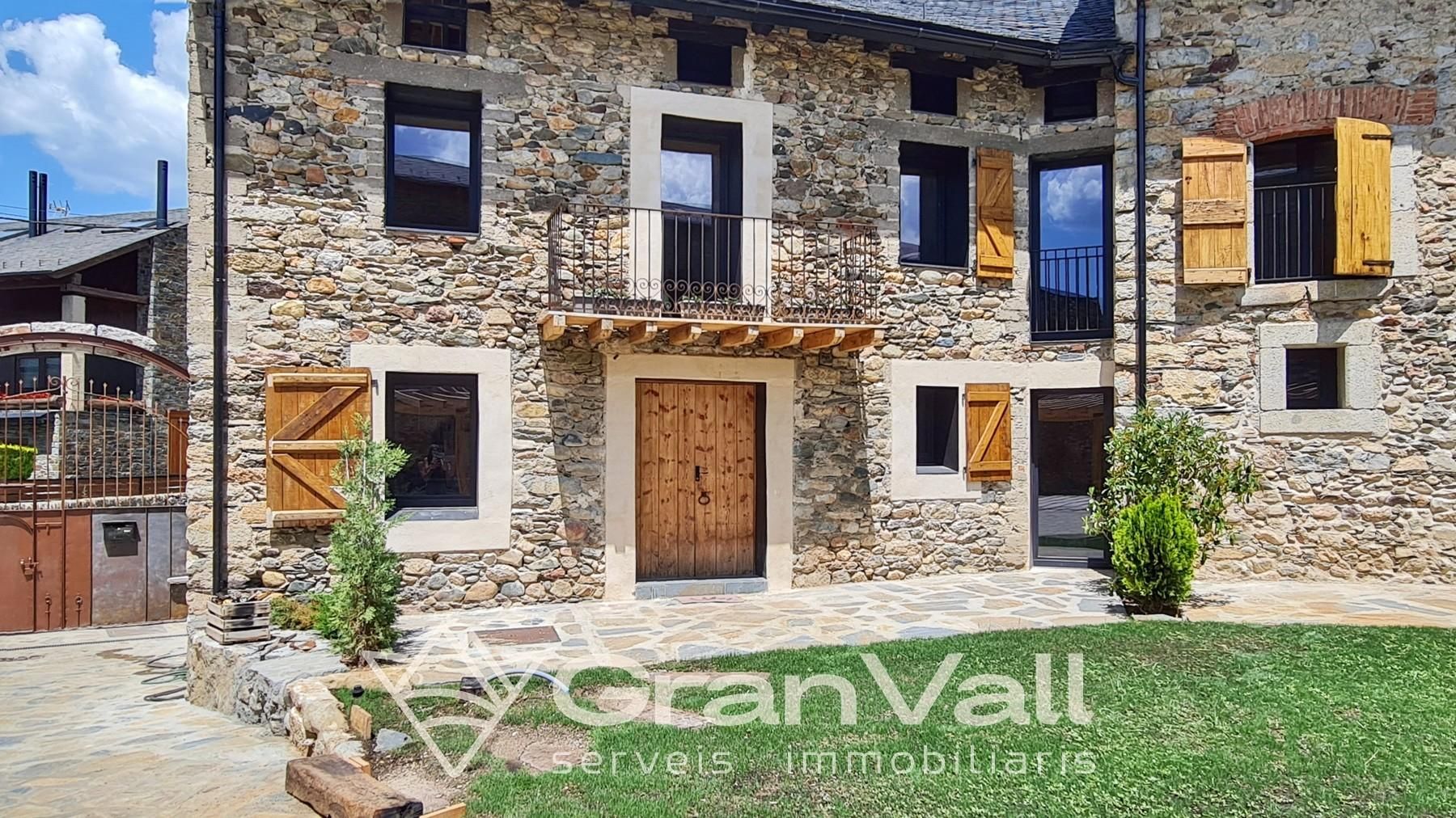 Vista exterior de Casa adosada en venda en Das amb Calefacció, Jardí privat i Terrassa