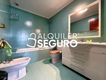Baño de Piso de alquiler en Bilbao  con Calefacción y Terraza