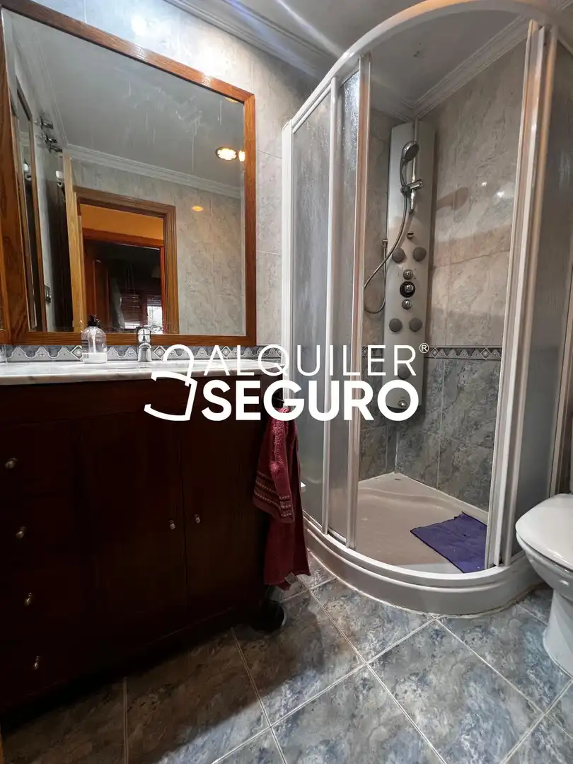 Badezimmer von Wohnung zur Miete in Madrid mit Klimaanlage, Heizung und Abstellraum