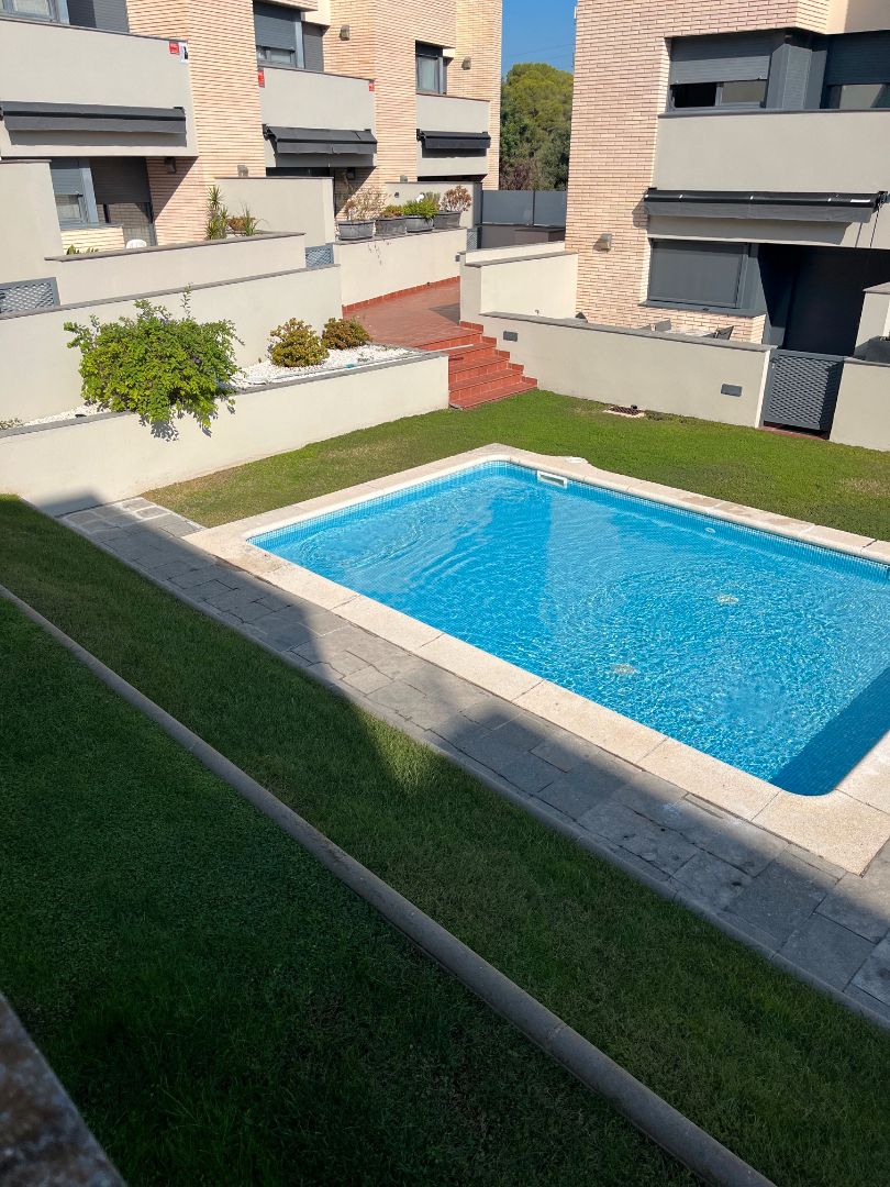 Piscina de Casa adosada en venda en Torredembarra amb Calefacció, Terrassa i Moblat