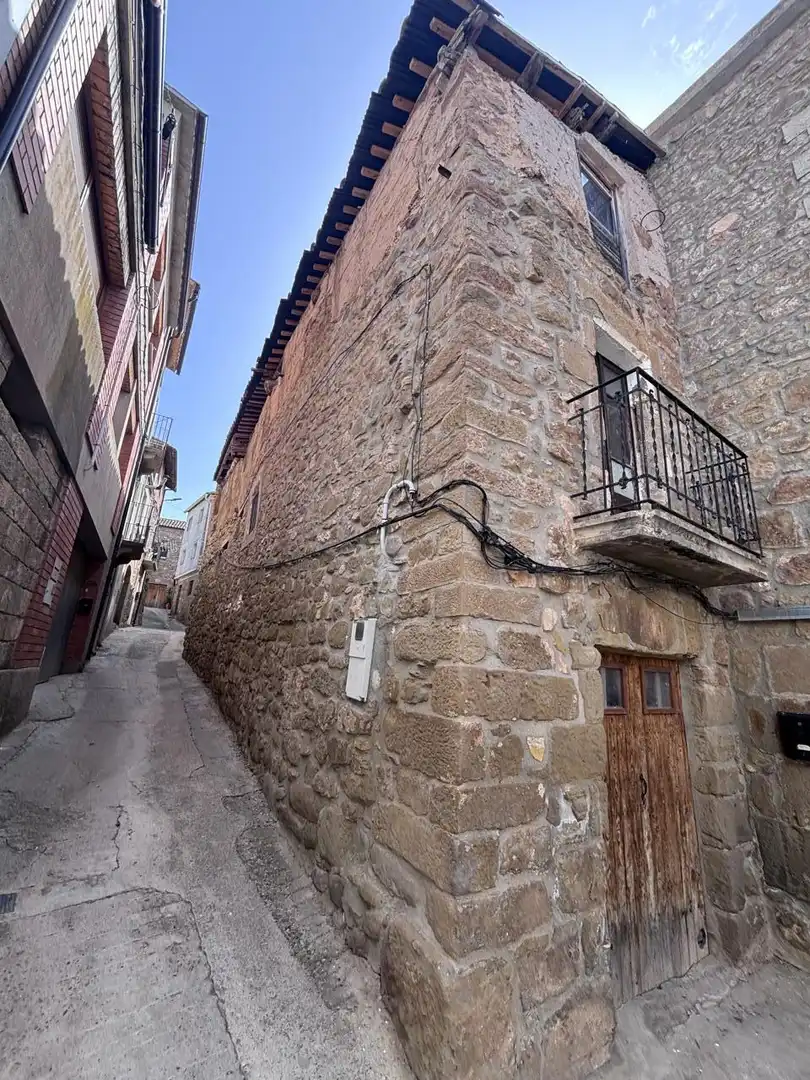 Außenansicht von Country house zum Verkauf in La Baronia de Rialb