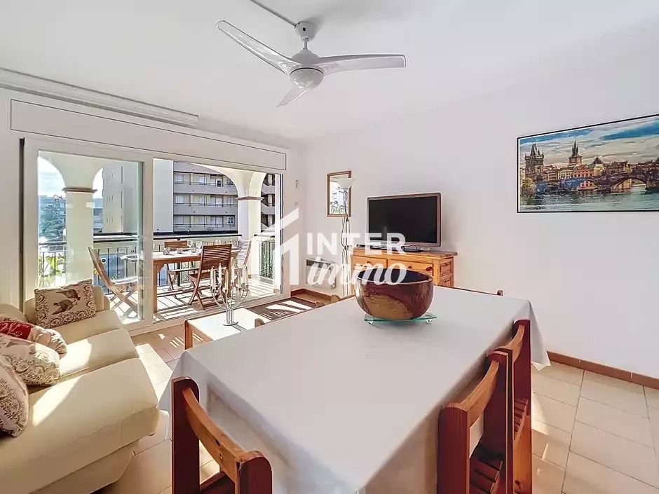 Sala d'estar de Pis en venda en Roses amb Terrassa i Moblat