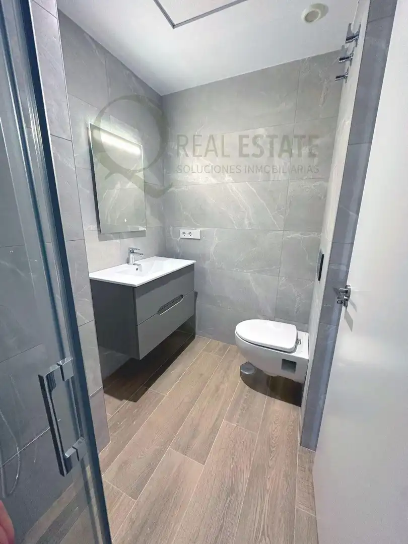 Badezimmer von Wohnung zum Verkauf in Finestrat mit Klimaanlage, Heizung und Privatgarten