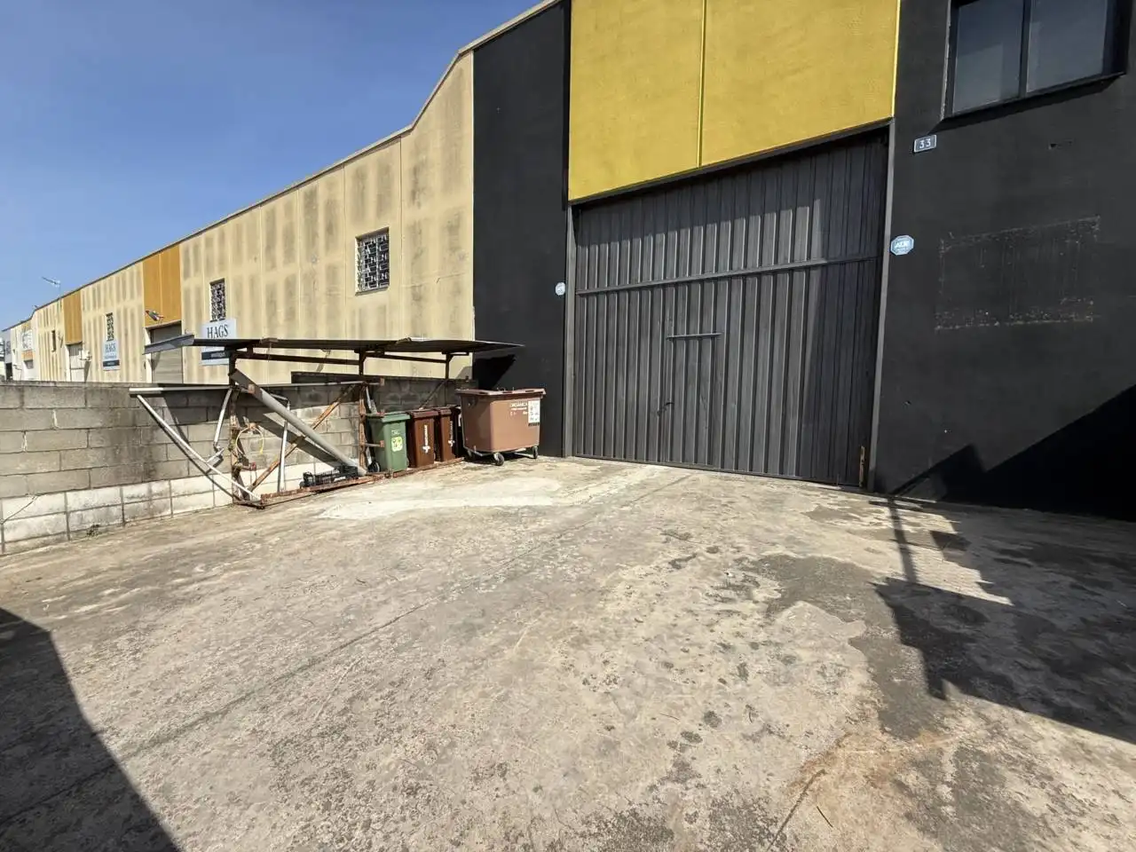 Vista exterior de Nave industrial de alquiler en Riells i Viabrea