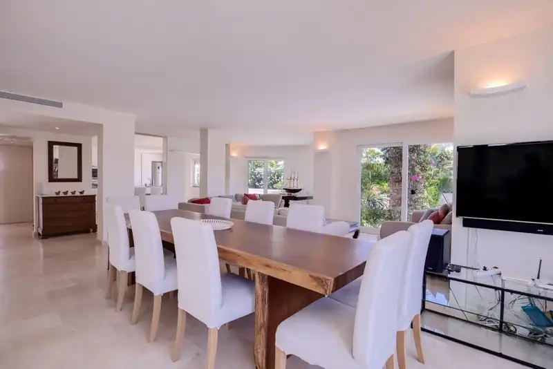 Menjador de Casa o xalet de lloguer en Marbella amb Aire condicionat, Jardí privat i Terrassa