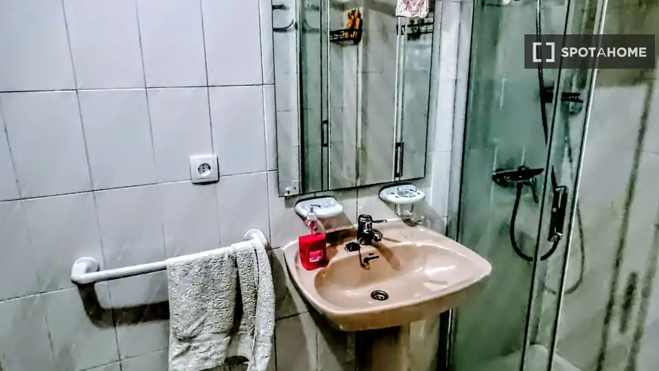 Badezimmer von Wohnungen zur untervermieten in Benidorm mit Klimaanlage, Terrasse und Möbliert