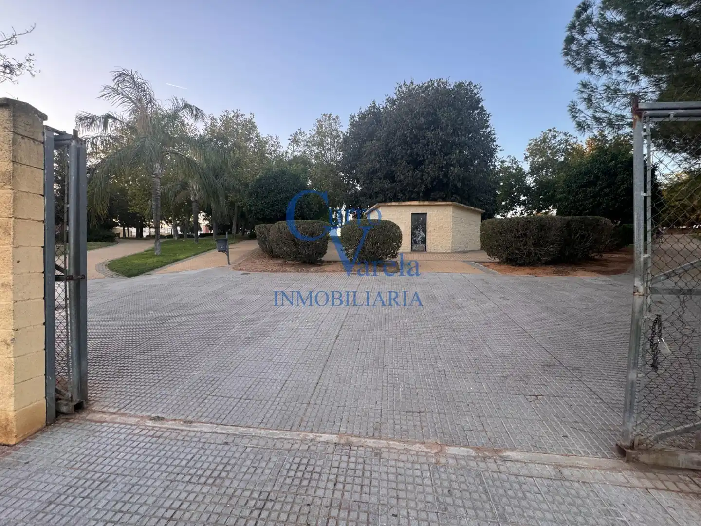 Aparcament de Casa o xalet en venda en Alcalá de Guadaira amb Aire condicionat, Calefacció i Traster