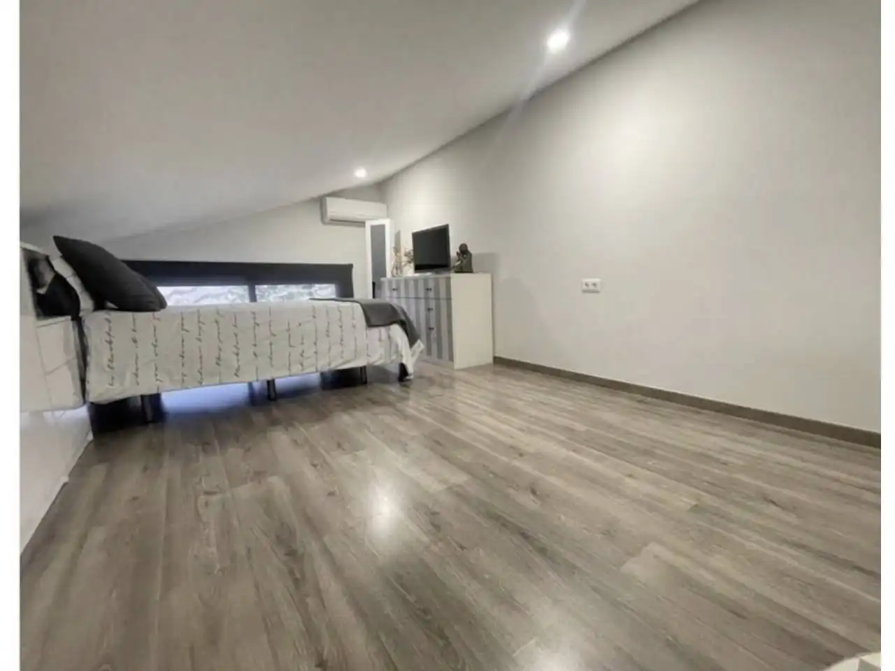 Schlafzimmer von Einfamilien-Reihenhaus zum Verkauf in Granollers mit Klimaanlage, Heizung und Privatgarten