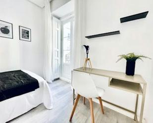 Bedroom of Flat to share in  Madrid Capital  with Heating, Washing machine and Internet