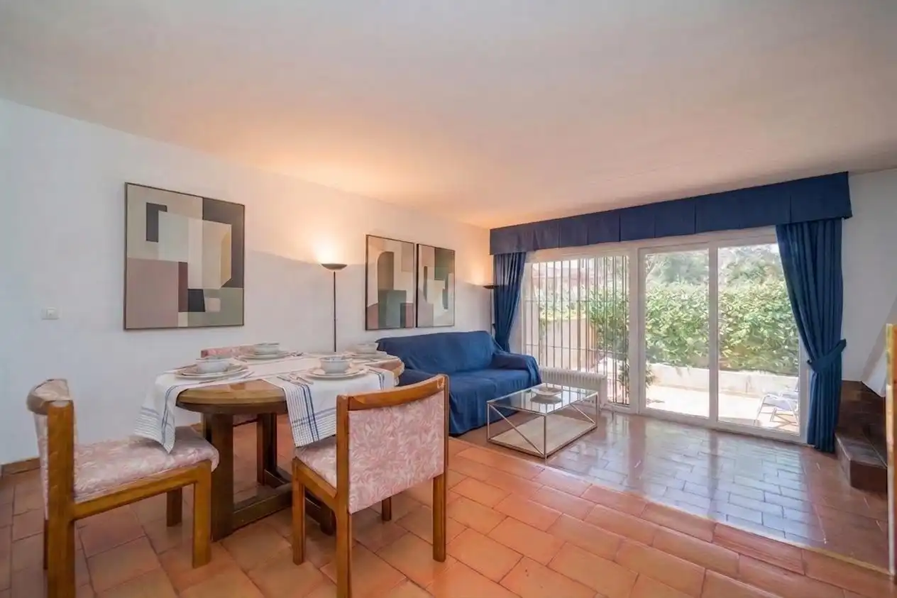 Sala de estar de Casa adosada en venta en Pozuelo de Alarcón con Aire acondicionado, Calefacción y Jardín privado