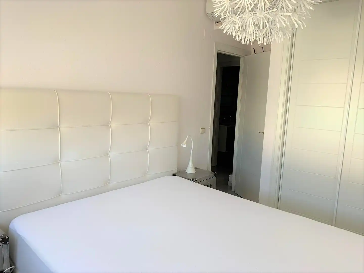 Schlafzimmer von Dachboden zum Verkauf in Estepona mit Klimaanlage, Heizung und Terrasse