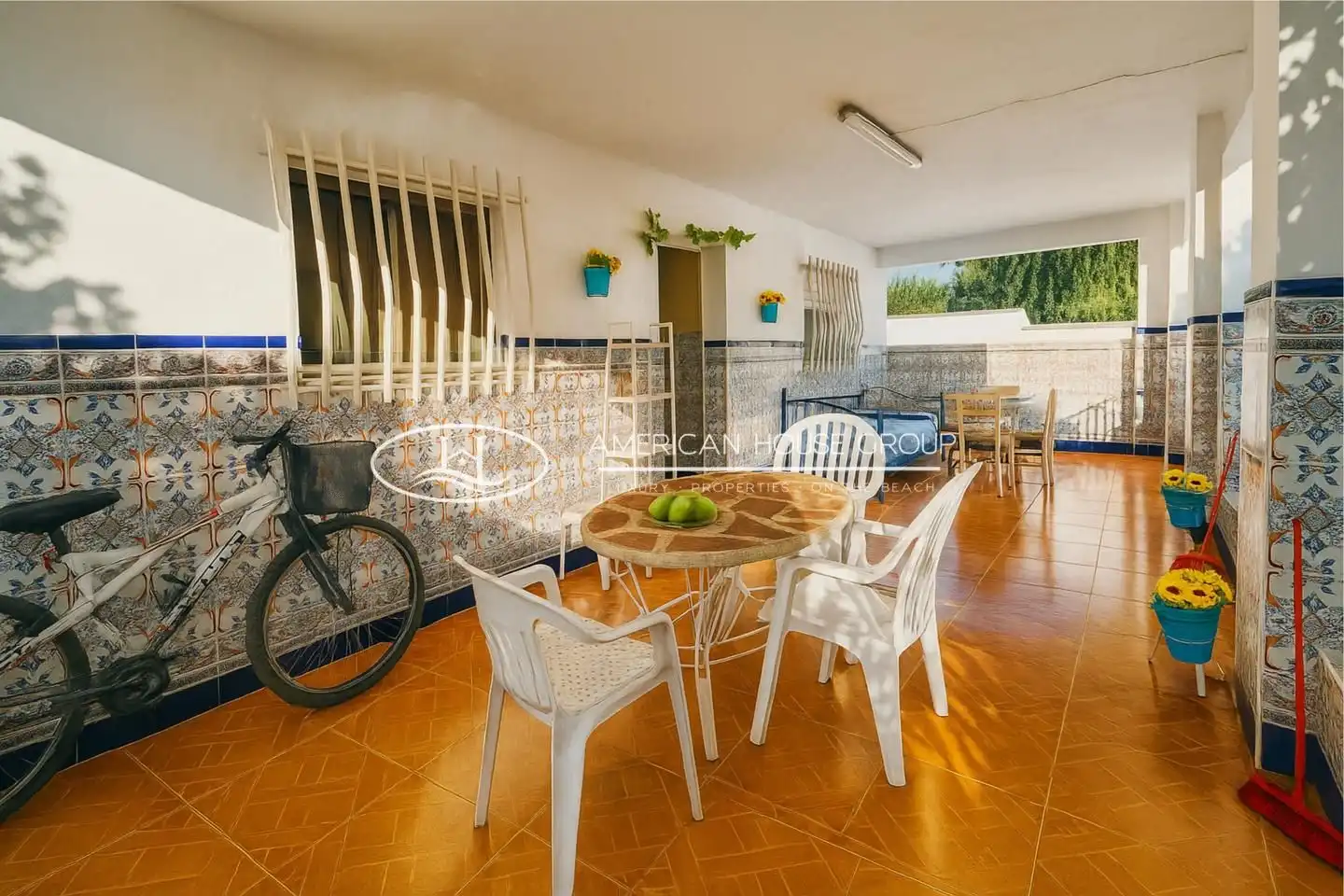 Vista exterior de Casa o xalet en venda en Chiclana de la Frontera amb Aire condicionat, Jardí privat i Terrassa
