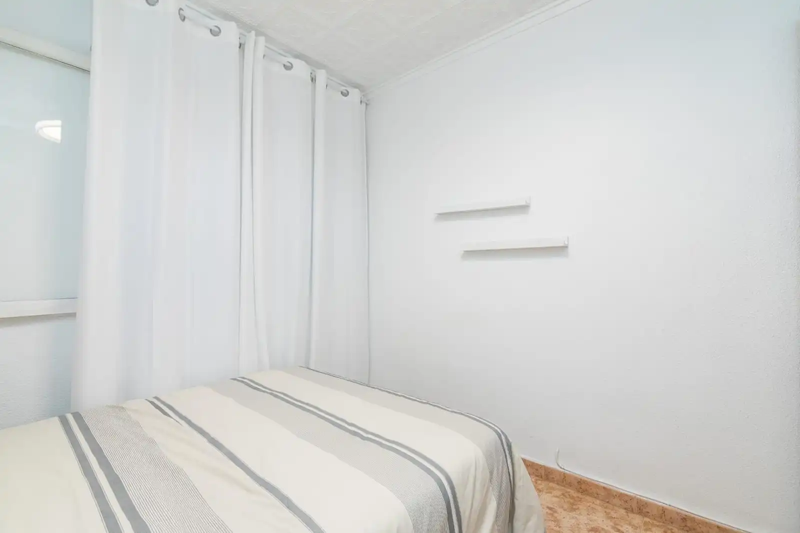 Dormitori de Apartament de lloguer en Torrevieja amb Calefacció, Terrassa i Moblat
