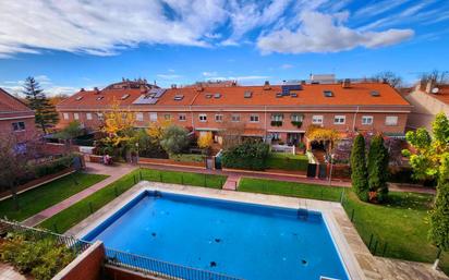 Swimming pool of Flat for sale in Valladolid Capital