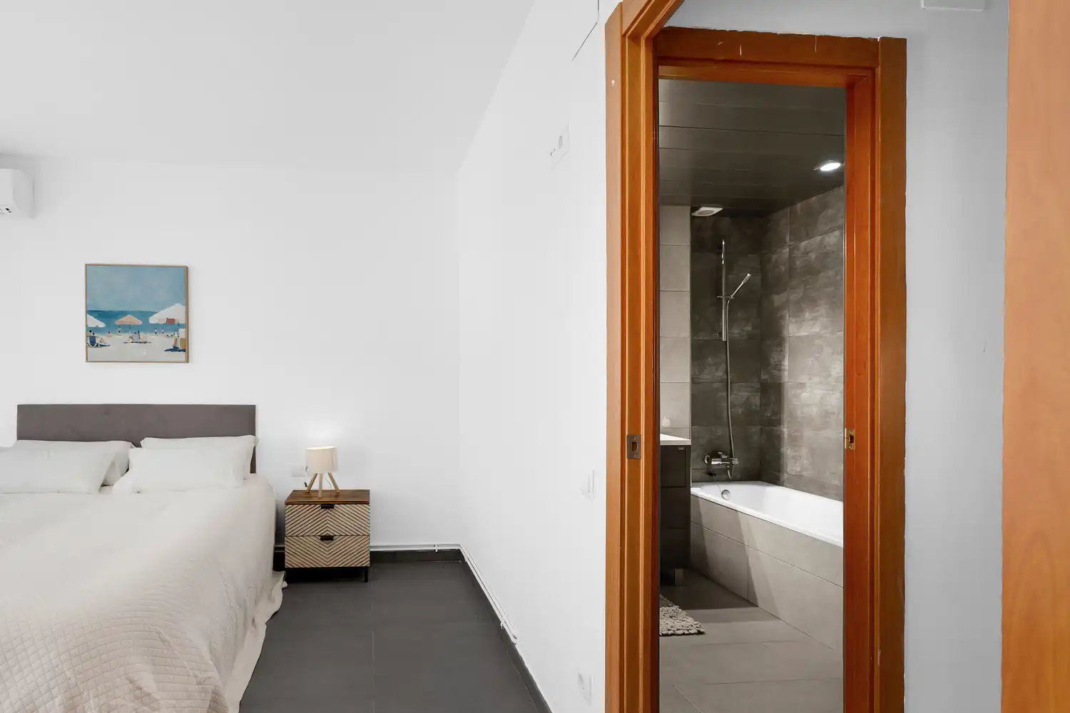 Habitación de Casa adosada en venta en Barcelona con Aire acondicionado, Calefacción y Jardín privado