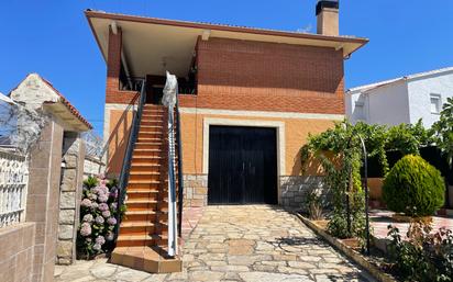 Vista exterior de Casa o xalet en venda en Cadalso de los Vidrios amb Calefacció, Jardí privat i Terrassa