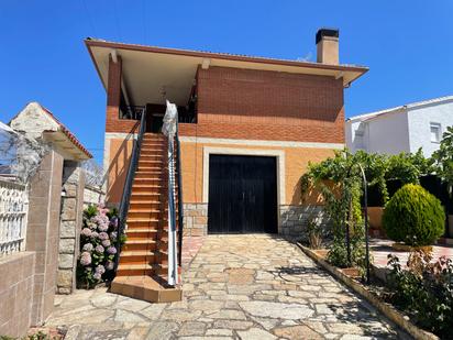 Vista exterior de Casa o xalet en venda en Cadalso de los Vidrios amb Terrassa