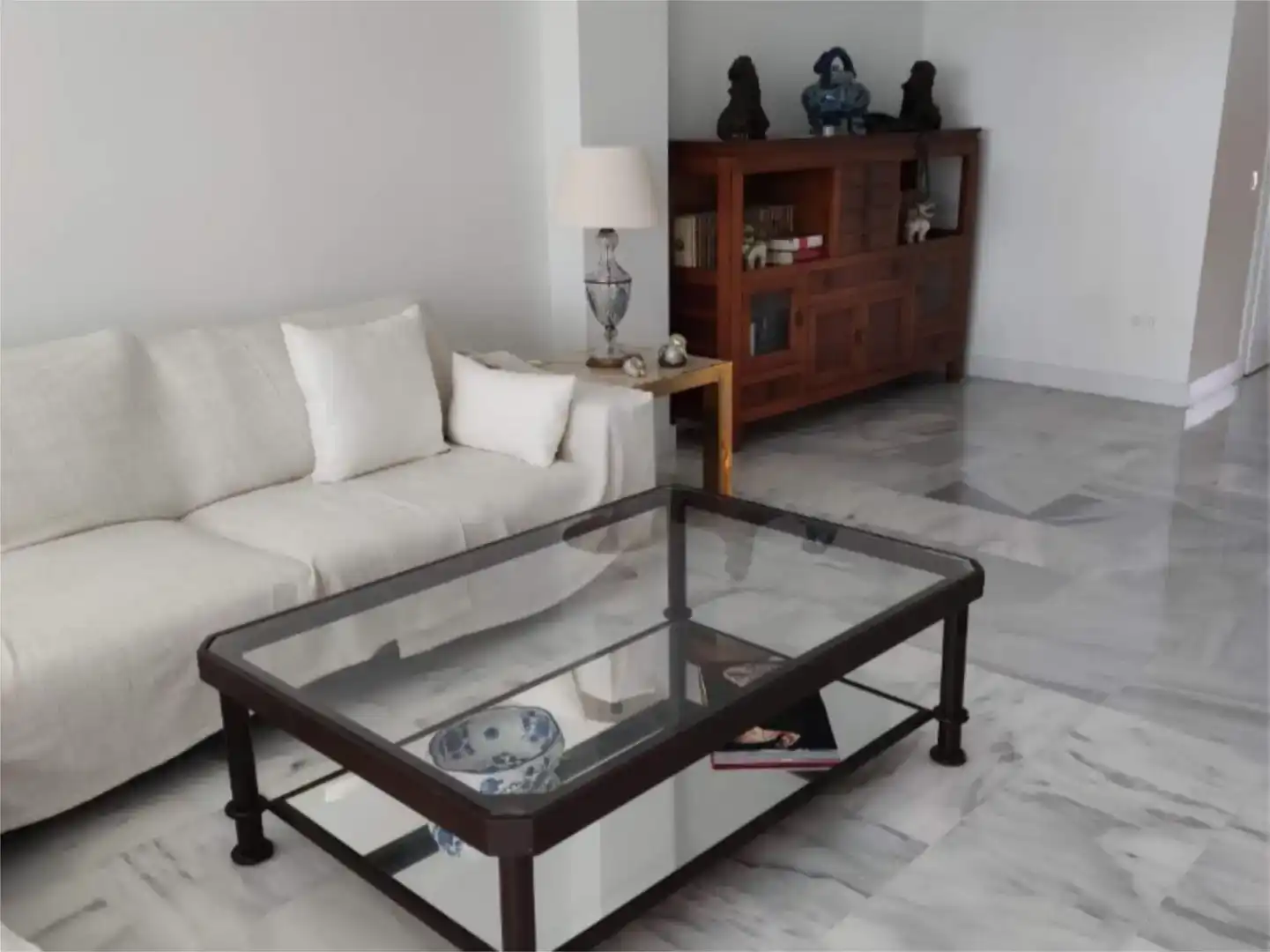 Sala d'estar de Pis en venda en Marbella amb Piscina i Balcó