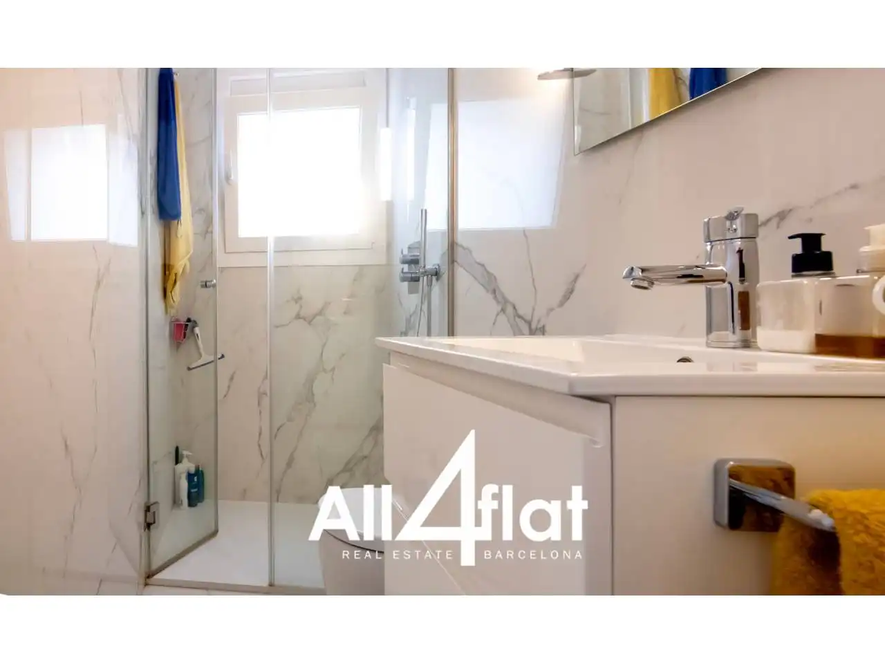Bathroom of Attic for rent in Barcelona  with Air Conditioner, Heating and Parquet flooring