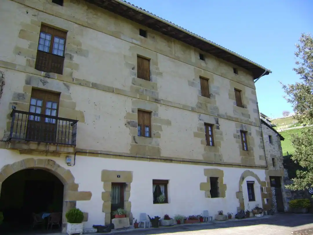 Außenansicht von Gebäude zum Verkauf in Mallabia