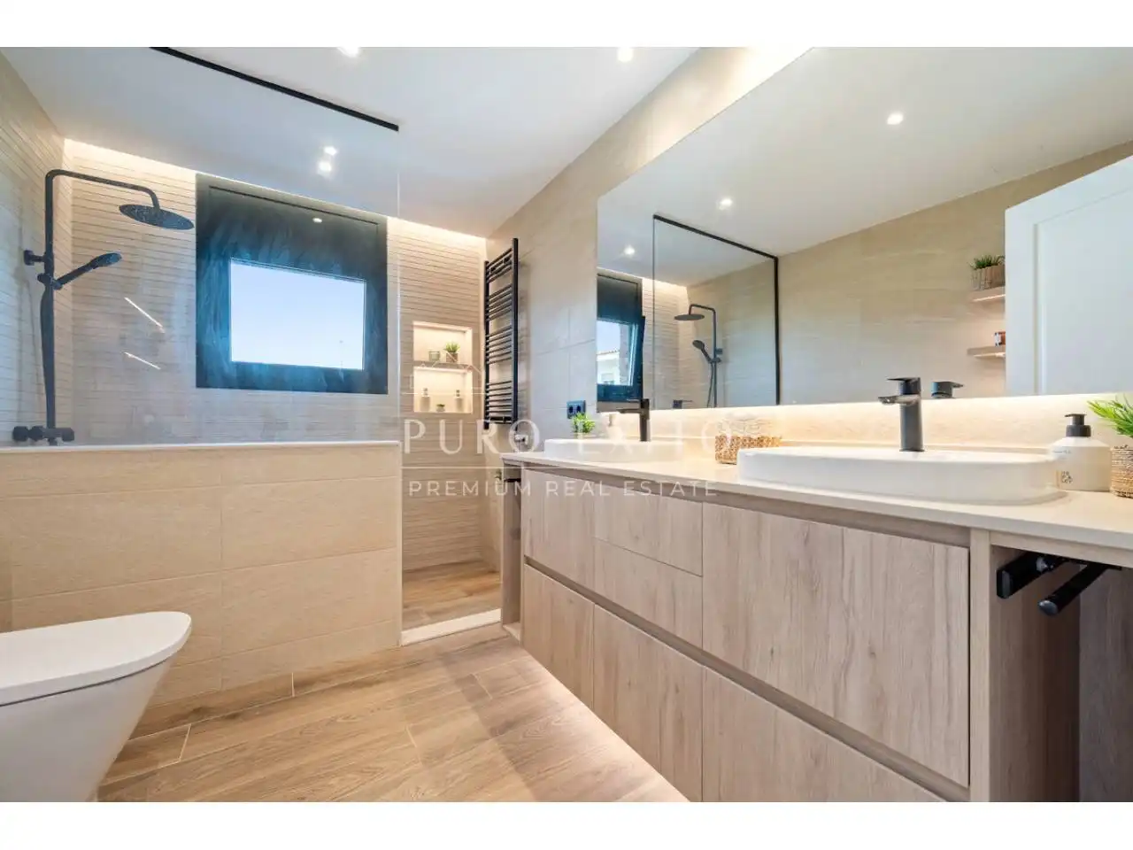 Bathroom of Houses for sale in Cambrils  with Air Conditioner, Private garden and Parquet flooring