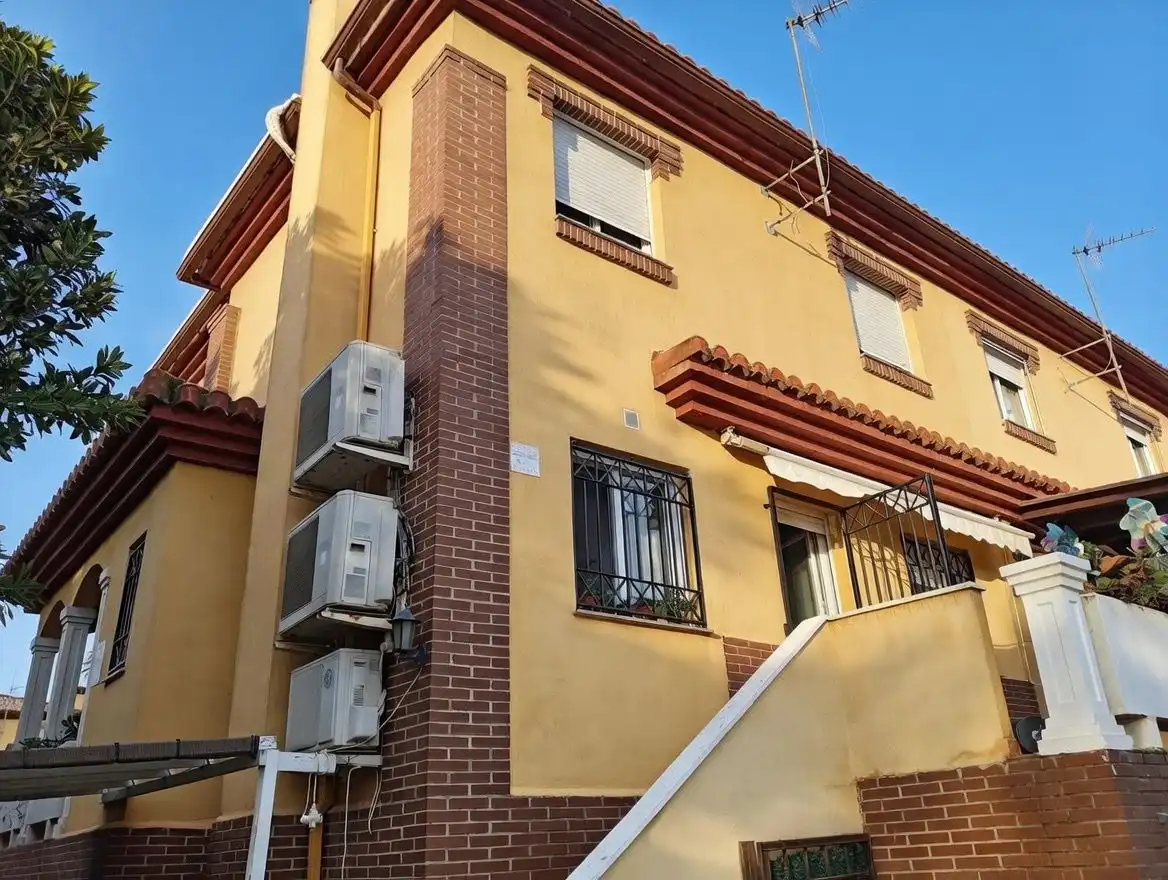 Vista exterior de Casa o xalet en venda en Alhendín amb Aire condicionat, Calefacció i Jardí privat