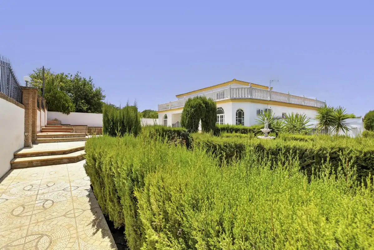 Jardí de Casa o xalet en venda en Carmona amb Aire condicionat, Calefacció i Jardí privat