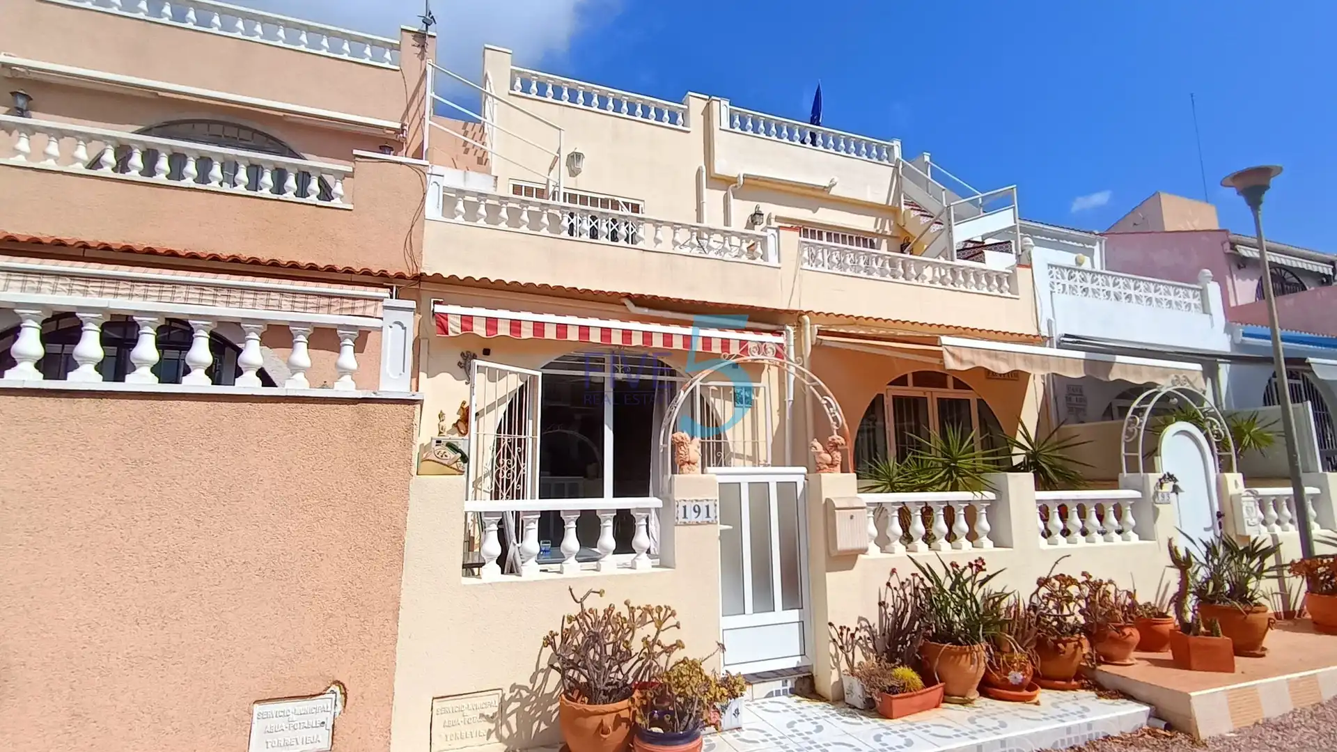 Vista exterior de Casa adosada en venda en Torrevieja amb Aire condicionat, Calefacció i Terrassa