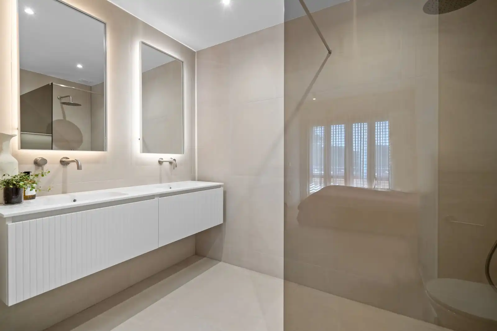 Baño de Apartamento en venta en Marbella con Terraza, Trastero y Amueblado