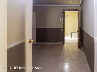 Local comercial de lloguer a Calle José Artés de Arcos 22