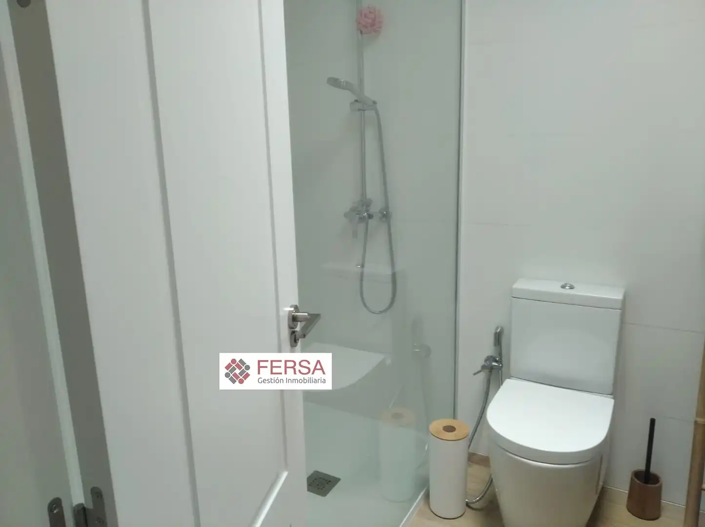 Baño de Casa adosada de alquiler en El Puerto de Santa María con Aire acondicionado, Calefacción y Jardín privado
